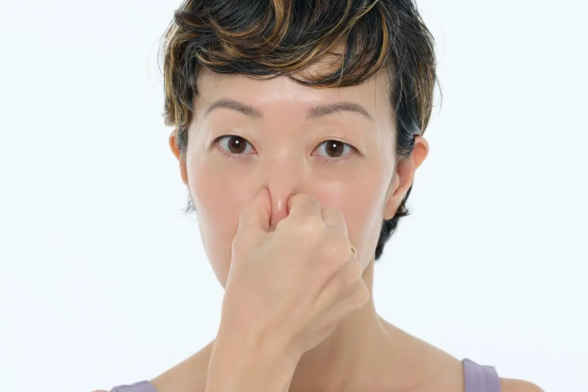 OurAge×Webエクラ 40代50代　鼻　エクササイズ 小鼻の上のほうを指で優しくつまみ、前へ出すように動かす