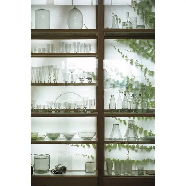 室内に入り込んできたつる草も可憐さを添えている