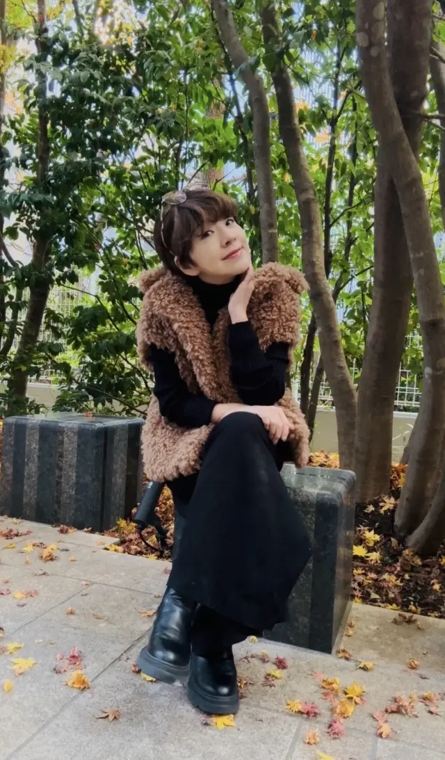 冬のホワイト&ブラックパンツコーデにブラの画像_2