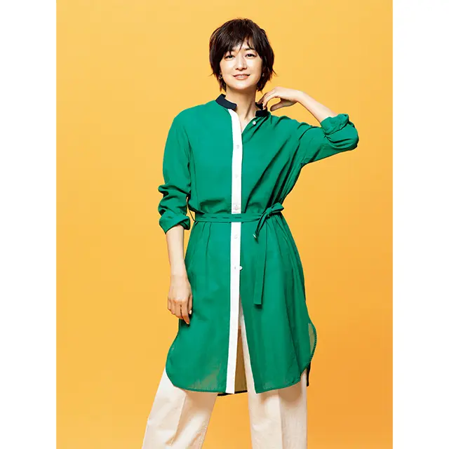 富岡佳子さんが着るビビッドなグリーン