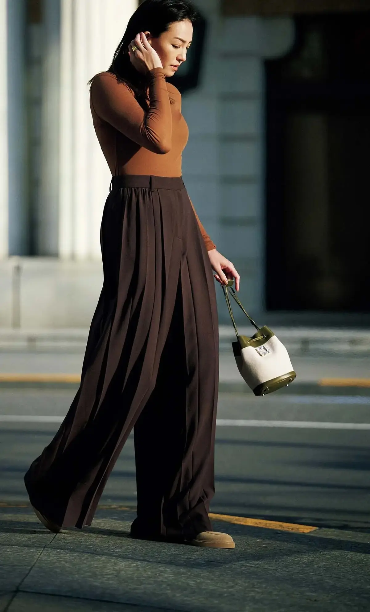 50代 春のパンツスタイルは”ゆるりシルエット”が上品でおしゃれ