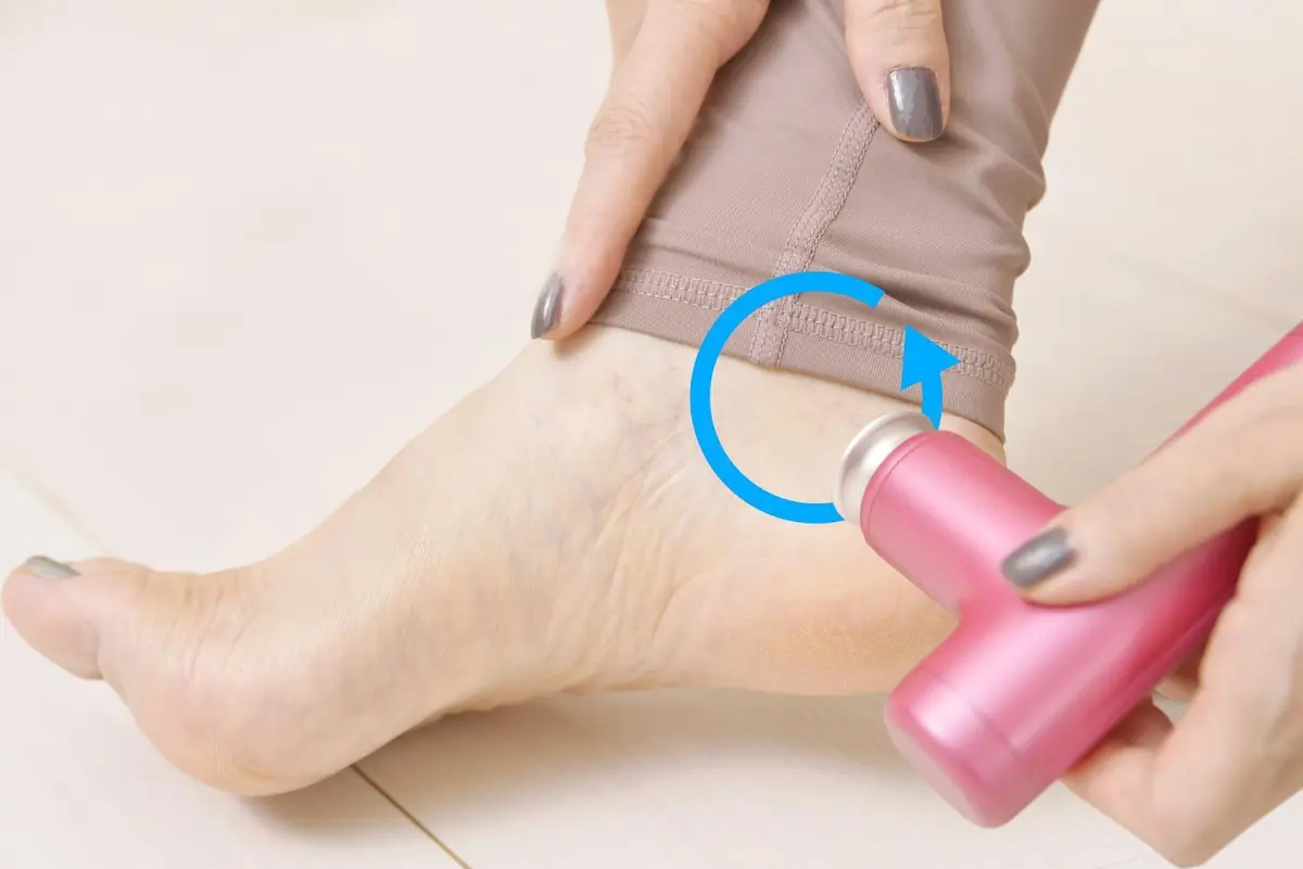 OurAge×Webエクラ　くるぶしは骨に当たらないよう、円を描くようにくるぶしの下部に当ていきます。