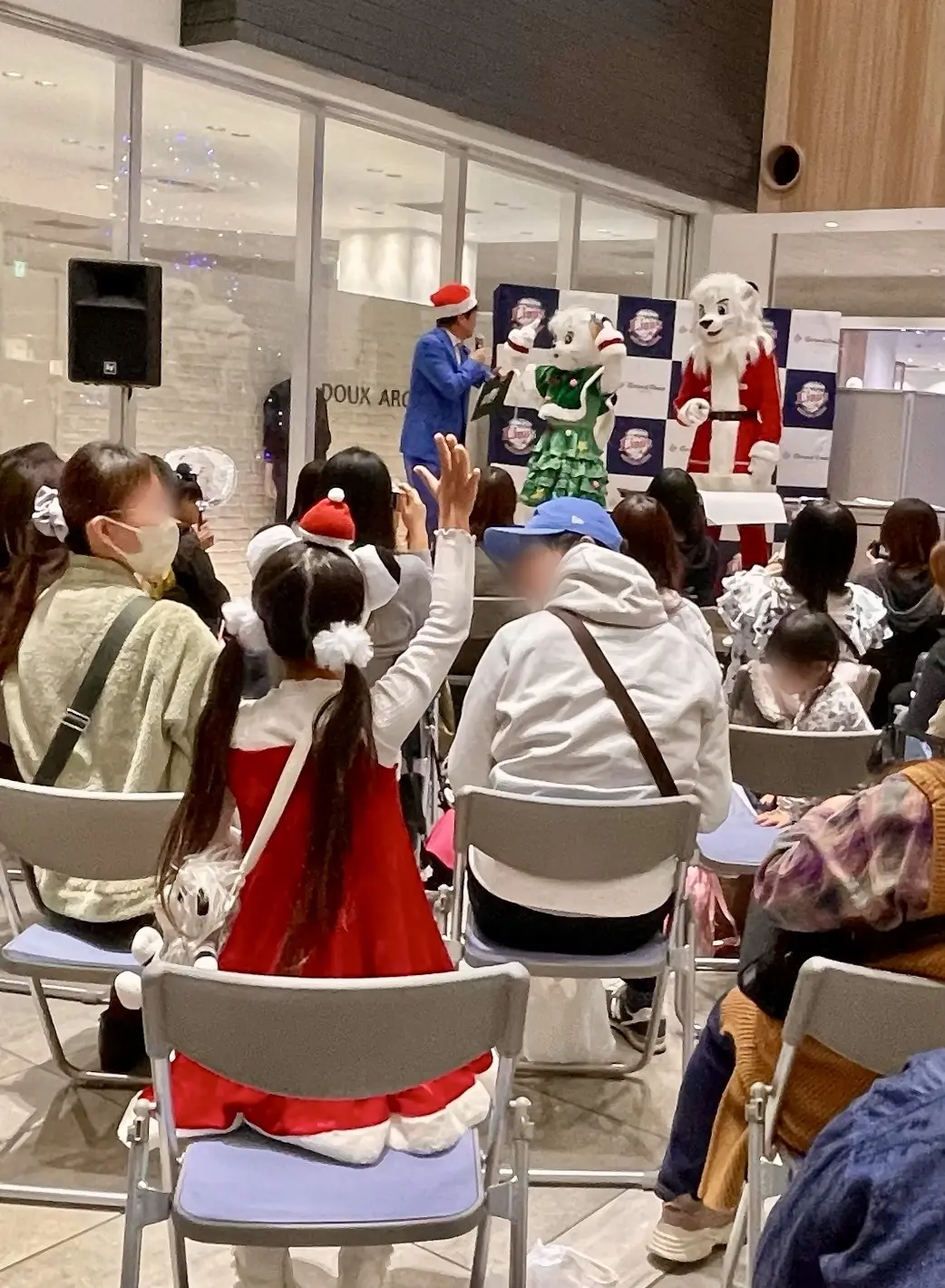 クリスマスイベント、イベント、レオ、レイラ、クリスマスイベント、イベント、西武ライオンズ、マスコット、子ども、キャラクター、ライオン、ツリー、クリスマスツリー、ブルーライト、ブルーツリー、点灯式、サンタ、キッズサンタ、サンタコスプレ、サンタコス、コスプレ