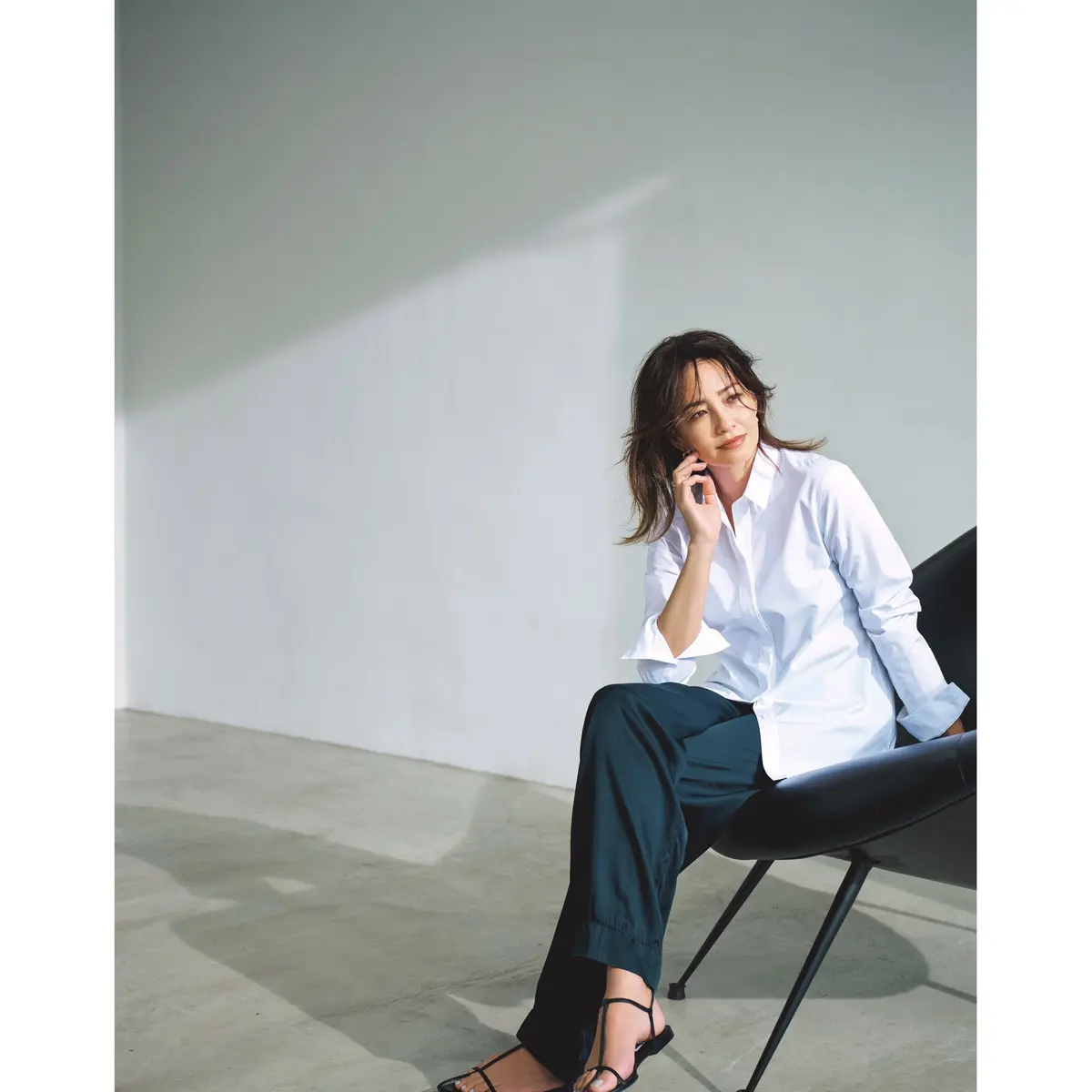 白シャツとネイビーパンツのコーディネート　モデル・RINA