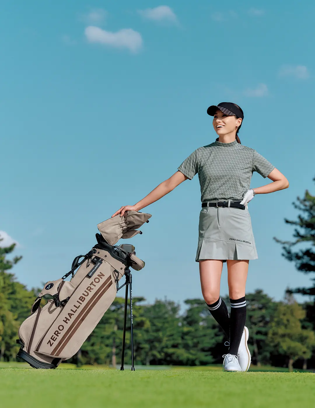 洗練配色のモノグラム柄を主役にクラス感のあるゴルフスタイルを実現