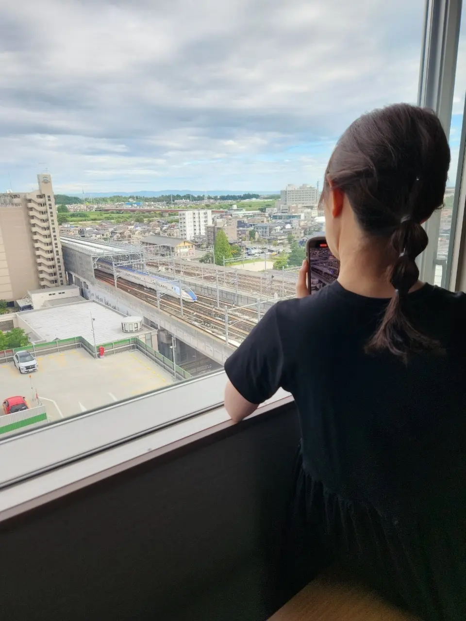 早朝から北陸新幹線を撮影する私を撮影する主人、ありがとう。