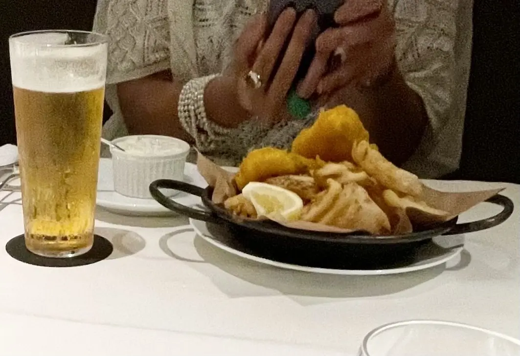 ビール、フレンチフライ、サワークリームオニオンソース、インターコンチネンタル東京ベイ、ハドソンラウンジ、店内、個室、豪華、高級、高級ホテル、テーブル、ティータイム、おやつ、カフェタイム、