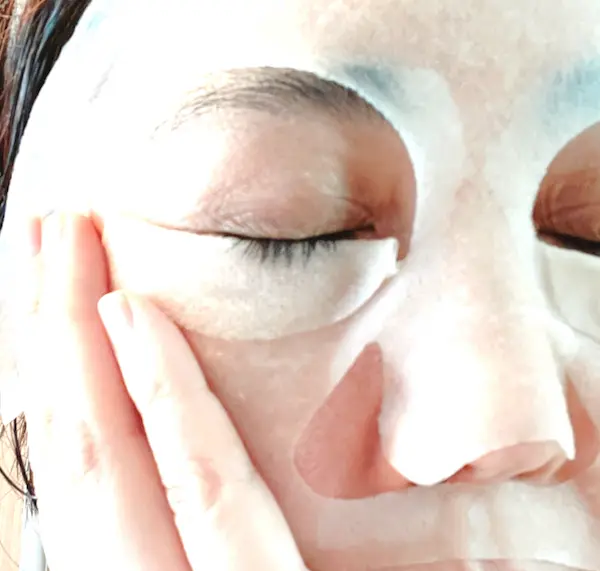 シートマスクを使用している最中