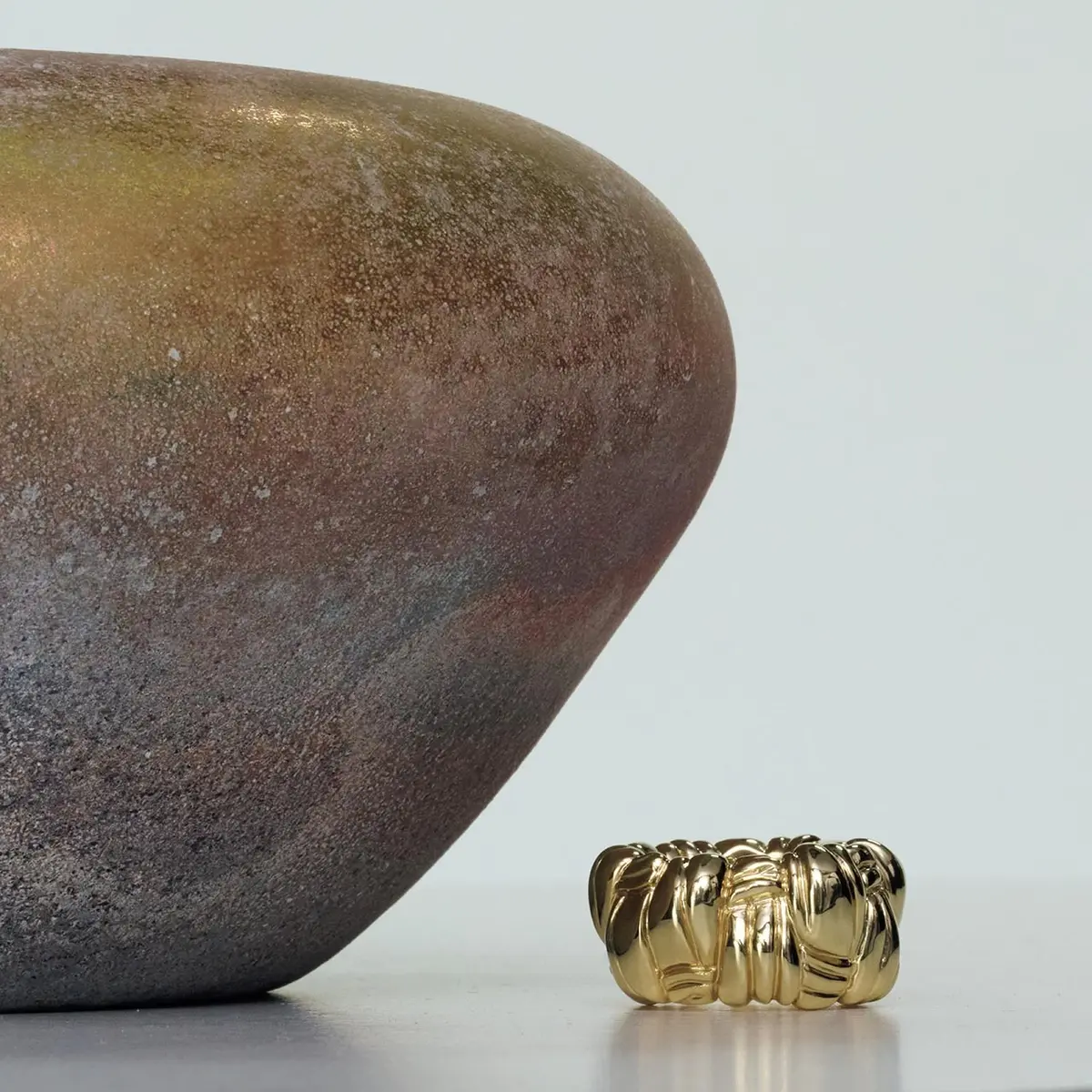 レザーを編み込んで作る イントレチャートを ゴールドで精密に表現