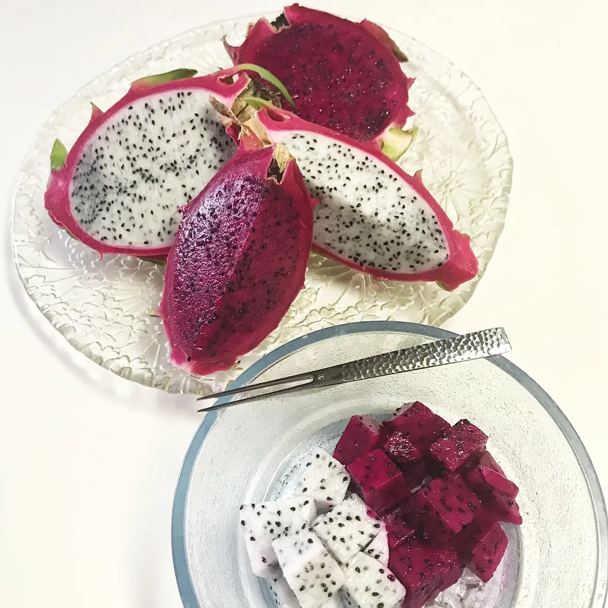 四つ切とさいの目切のドラゴンフルーツ