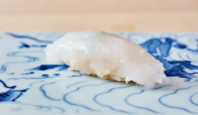 包丁で極細切りにしてからにぎるアオリイカ