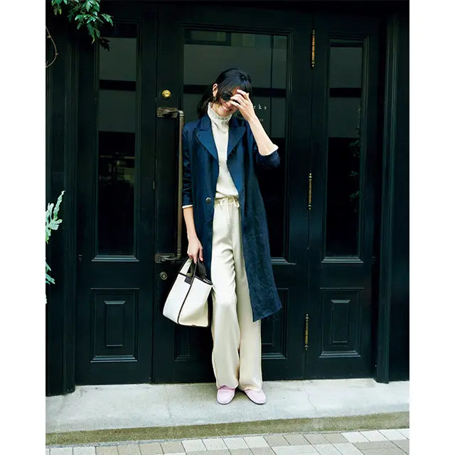 ネイビーのリネンコートの着こなし
