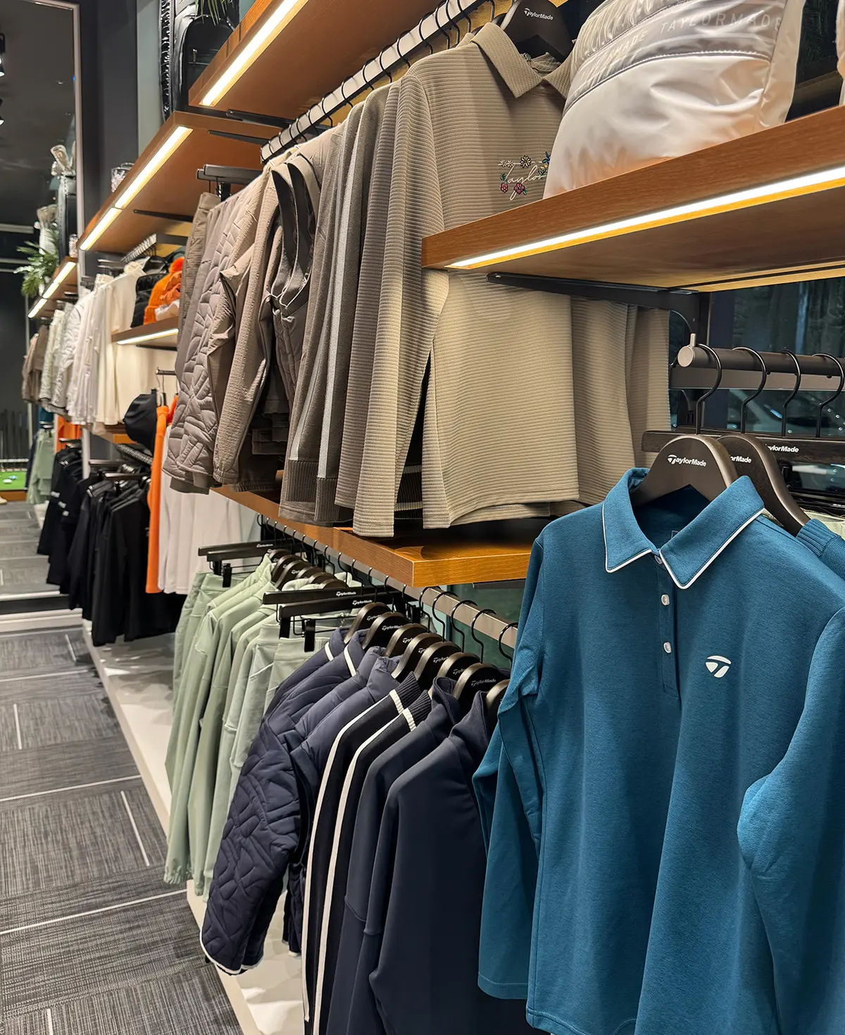 テーラーメイド フィッティング ラボ トウキョウ 内観　レディースウェア