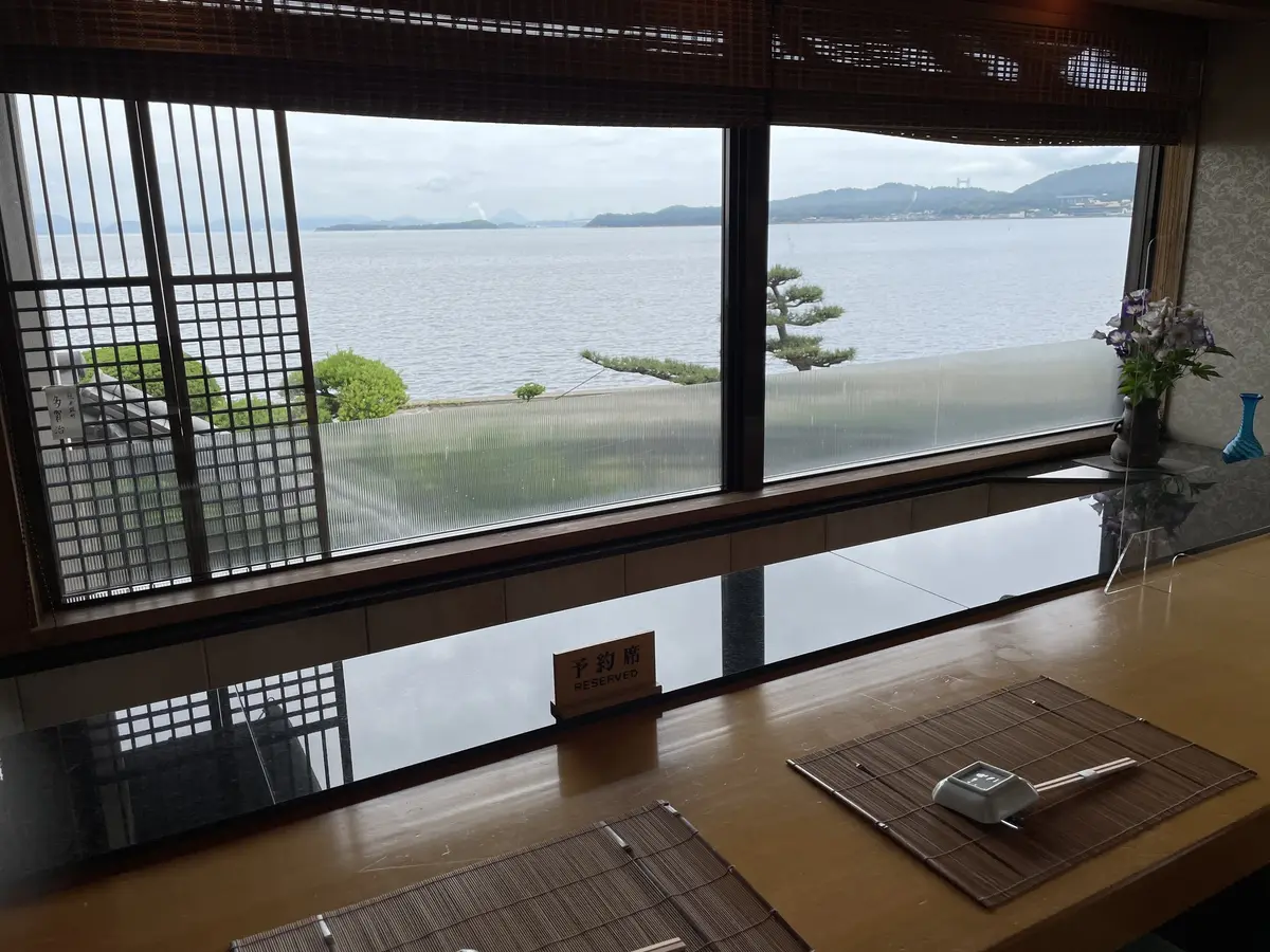 窓の向こうに海