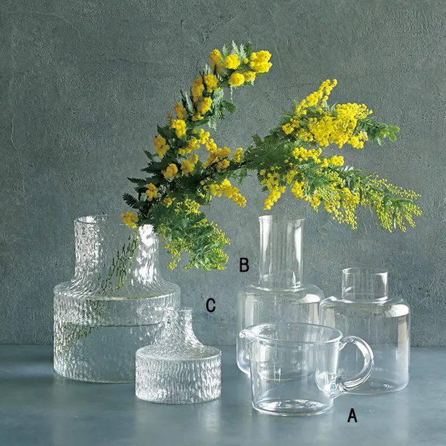 黄色い花が映える花器