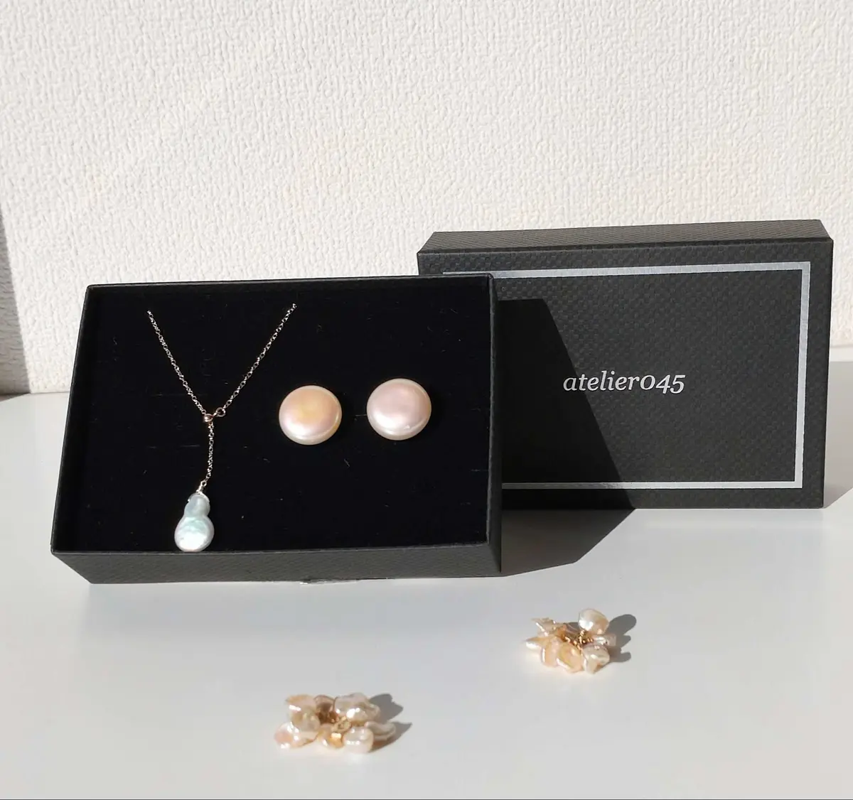 アトリエゼロヨンゴ　淡水バロックパールピアスとネックレス
