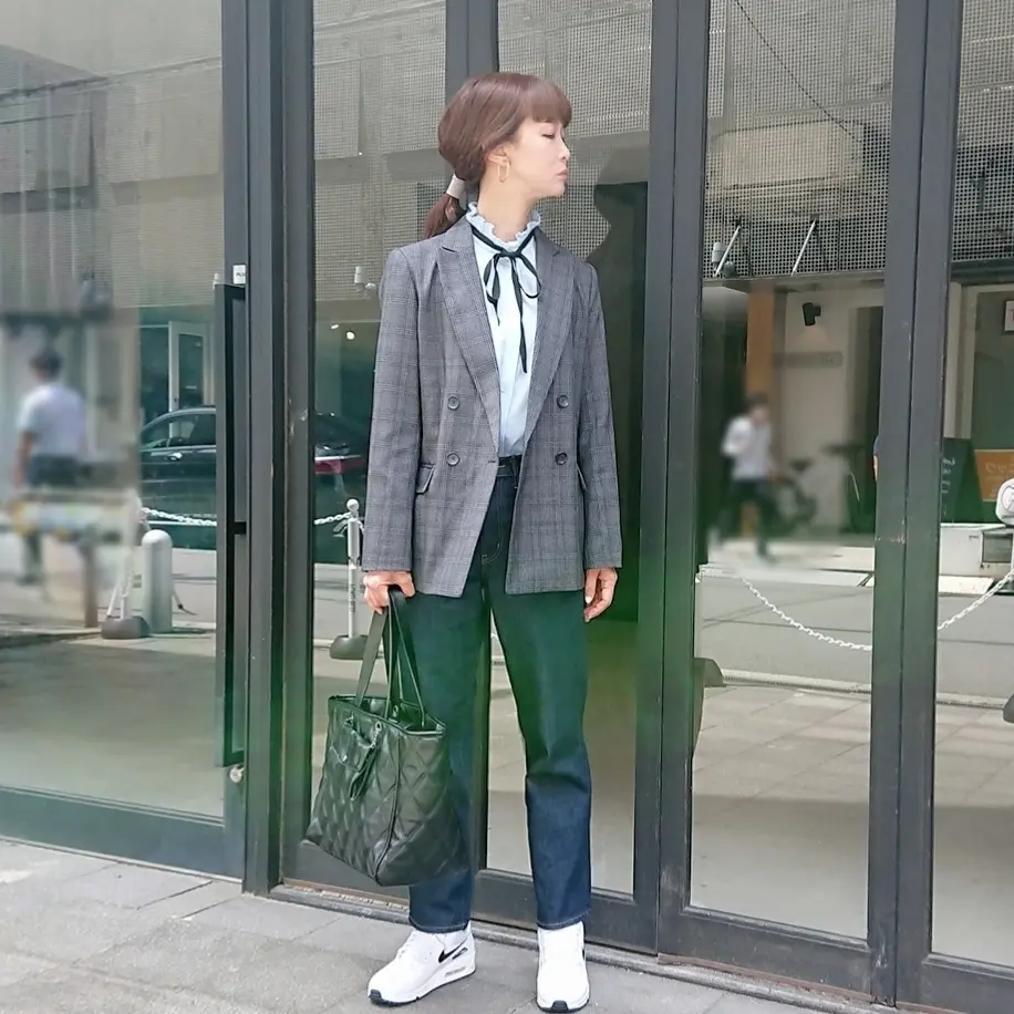 グレーチェックジャケット  デニム   黒いバッグ  白 スニーカー