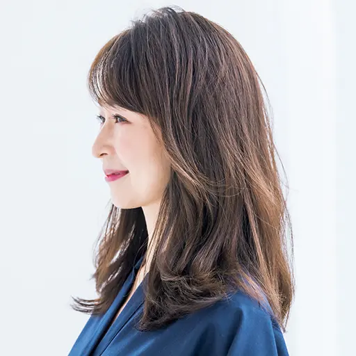 美人顔の黄金バランスのロングヘアのサイド