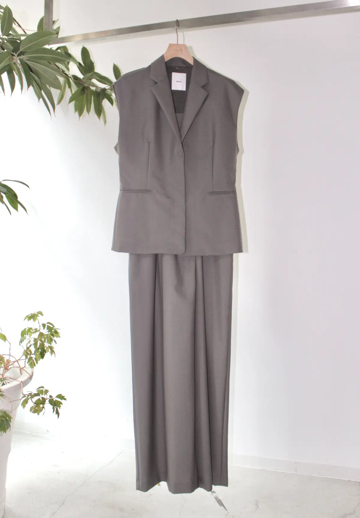 エブール グレージレと同素材のオールインワンを合わせたスタイリング