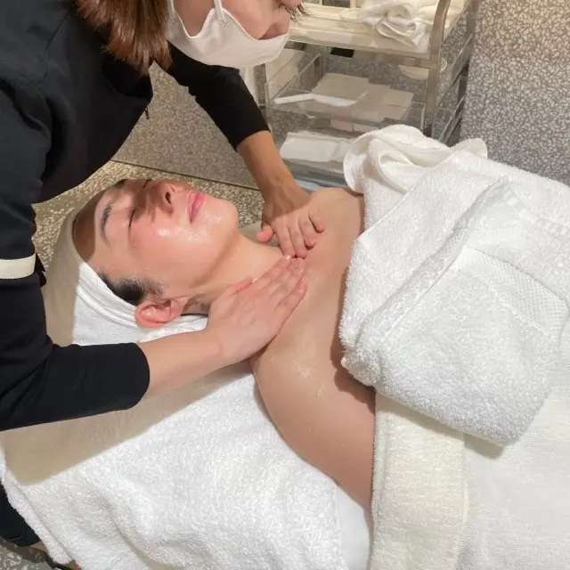 ザ・ギンザ THE GINZAのハイブリッドジェルオイルを使ってマッサージしている風景