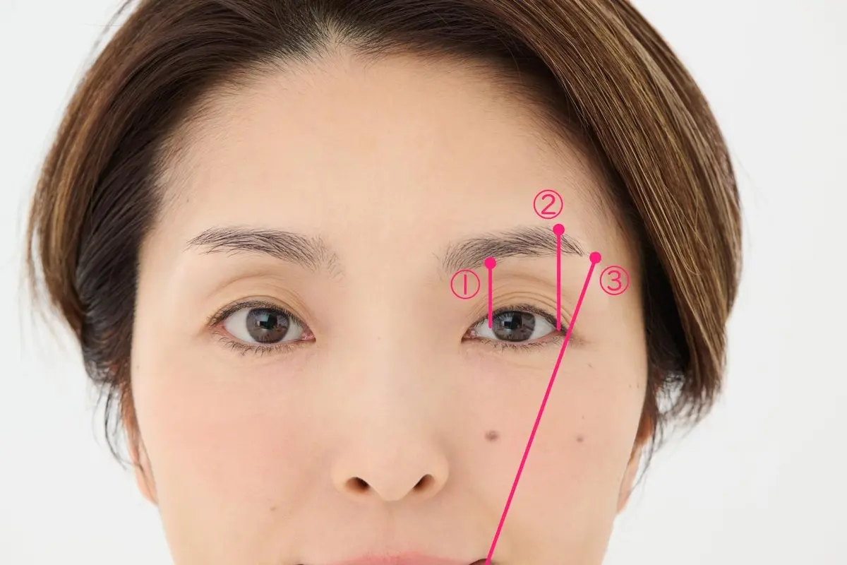 OurAge×Webエクラ　眉メイク 描き方 ミディアムブラウンのアイブロウペンシルで、ガイドの点を３カ所入れる