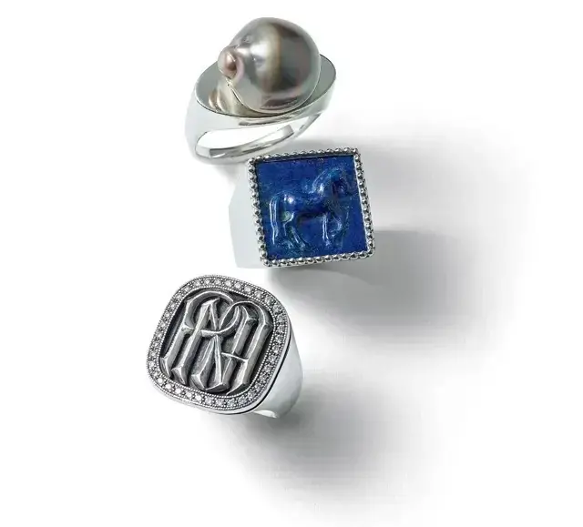 ベゼルに南洋パールをセットした個性的なデザインに視線を集めて。