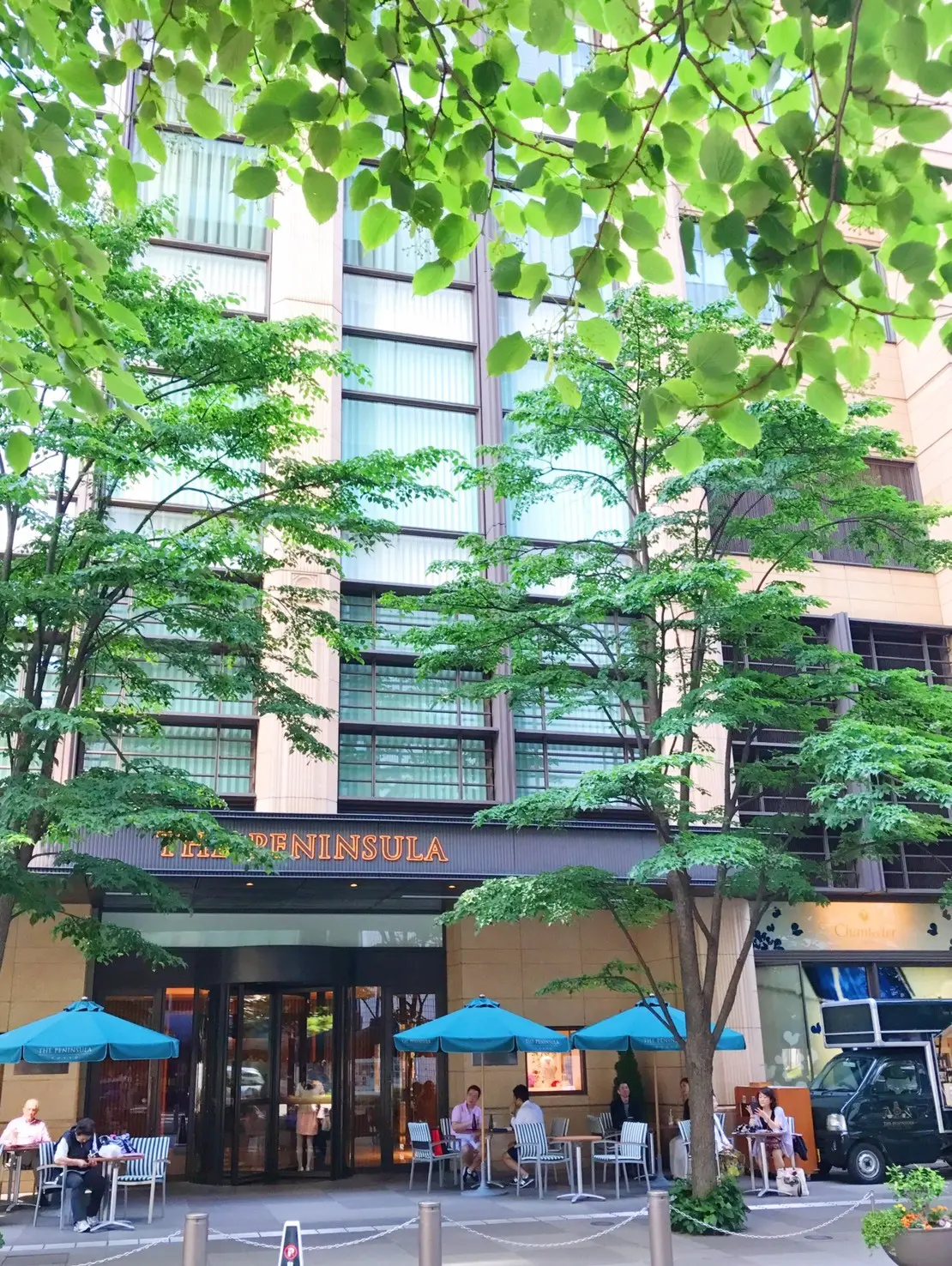 オープンカフェの季節の画像_1