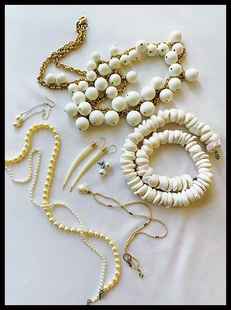 ワードローブをパッと明るくする、お気に入りの白いアクセ サリー