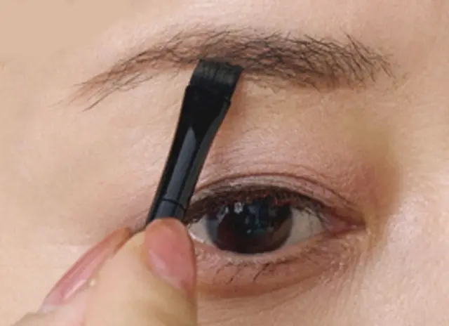 石井亜季さん（フリーランスPR）の美眉メソッド　輪郭をボカしつつ、 パウダーで全体を描く