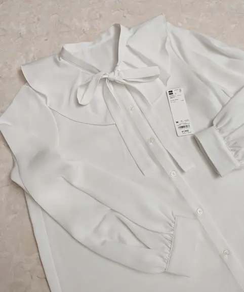 GUラッフルカラーブラウス　1,990円