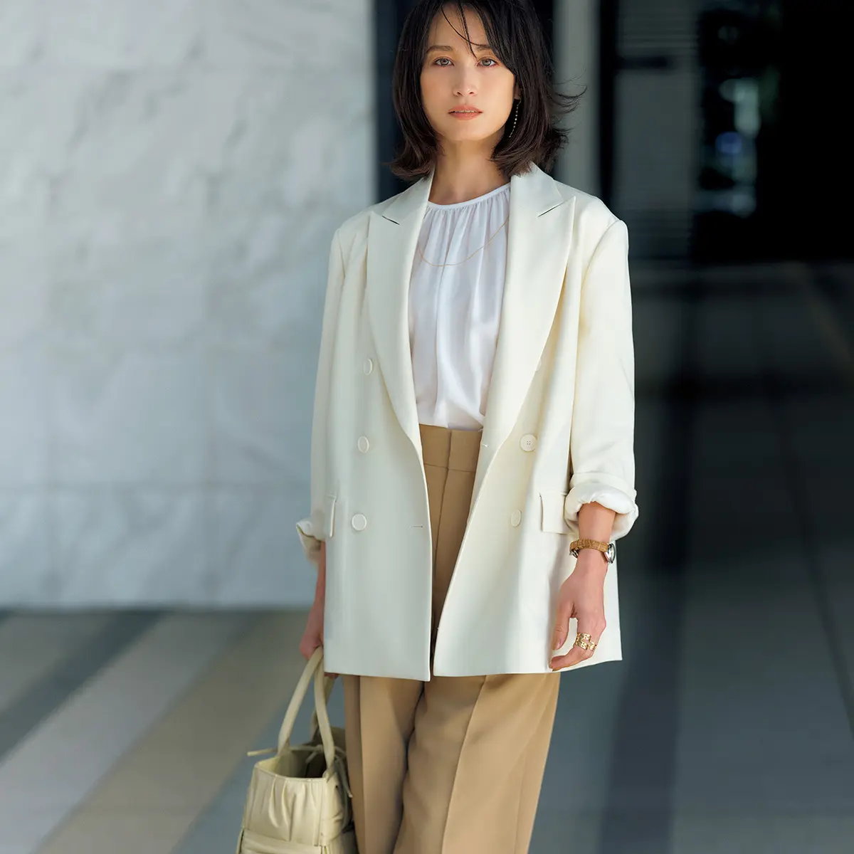 オフ白ジャケットとベージュパンツのコーデ　モデル・黒田エイミ