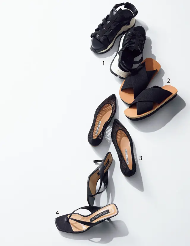 夏の足もとにぴったりな、インパクトや遊び心、新素材の黒の靴