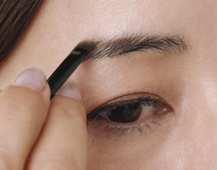 藤井優美さん（ビューティエディター）の美眉メソッド　自眉の範囲内で 高さを出せば自然！