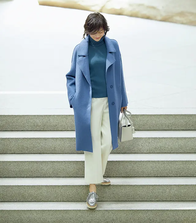 発色のよい洗練ブルーをまとってコートの季節をもっと楽しく
