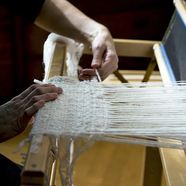 さまざまな素材や色で、ていねいに確実に紡がれていくツイード生地