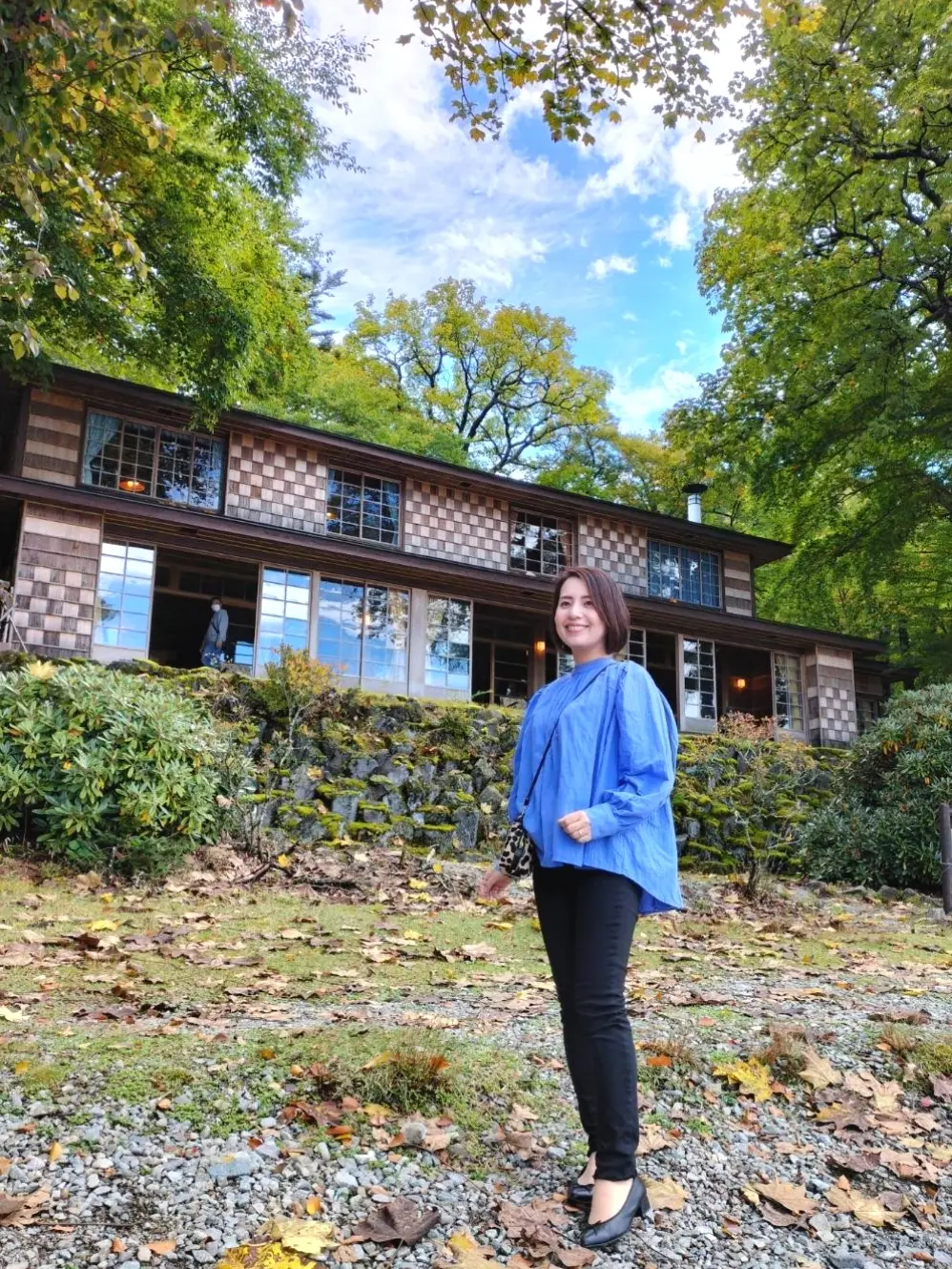 奥日光、、イタリア大使館別荘記念公園、40代ファッション、ユニクロのウルトラストレッチスキニーハイライズ、スタイルデリのブラウス、黒スキニー、旅ファッション
