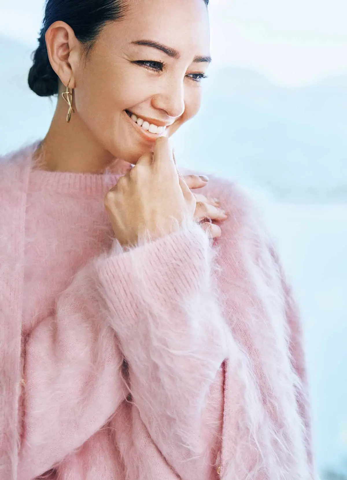 リッチなニットで表現する、大人のまろやかさ。 ふわりと暖かな質感が、優美な微笑みを誘って