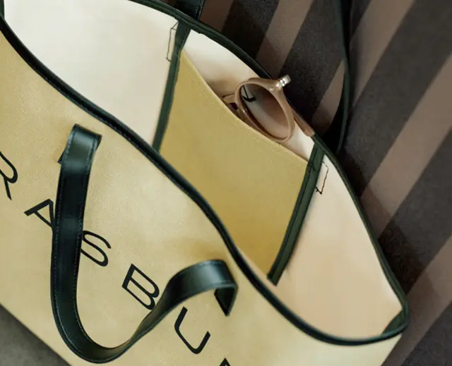 細かなものを入れるのに便利な内ポケット