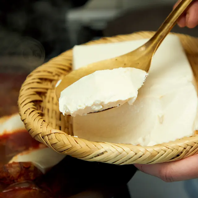 お豆腐はおたまなどですくう