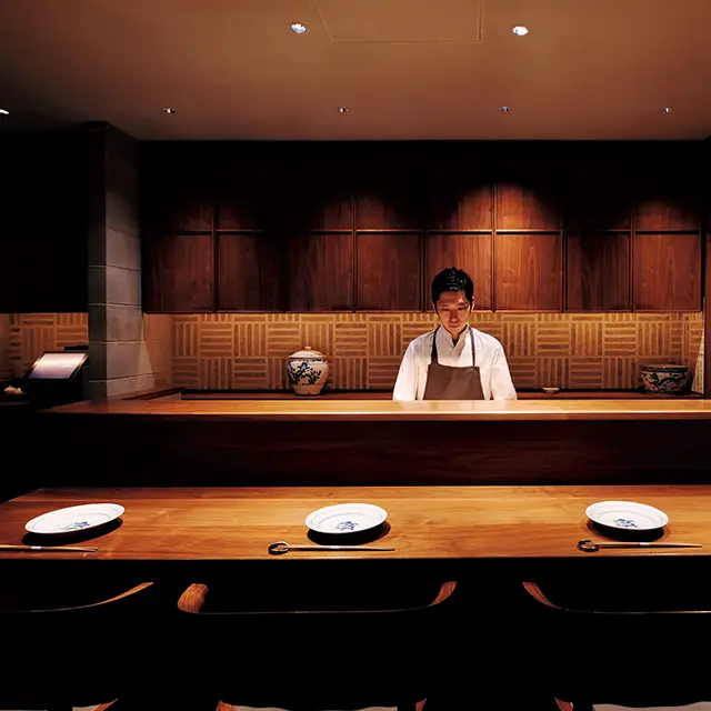 入口そばのカウンター席