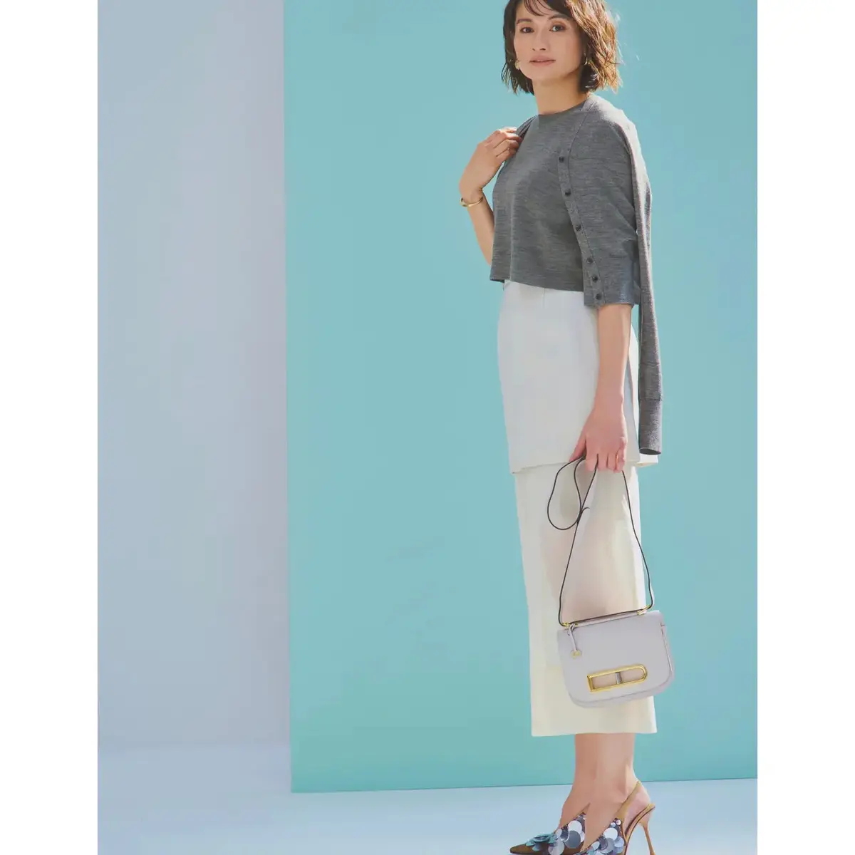 ショート丈のツインニット×Iラインスカートで通勤コーデも最旬バランスに更新！