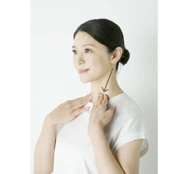 耳の下から鎖骨へ順に下りてくるように、左右同時に3カ所を各10回ずつさする。のど元は強くさすると苦しいので、弱めの力で