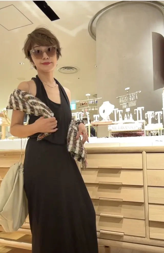 ブラックのドレスでお出かけスタイル。の画像_5