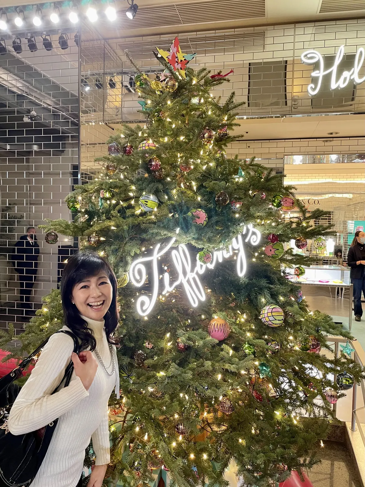 Tiffany Café & Pop-up Store @ ANNIVERSAIRE 表参道。ティファニーカフェ。アニヴェルセルカフェ 表参道。表参道。白。ニット。白ニット。pool studio alivier。プール スタジオ オリヴィエ。グレーパール。デザインネックレス。ネックレス。ICB。ティファニーツリー。ティファニーブルー。店内。内装。鏡張り。アンディ・ウォーホル。