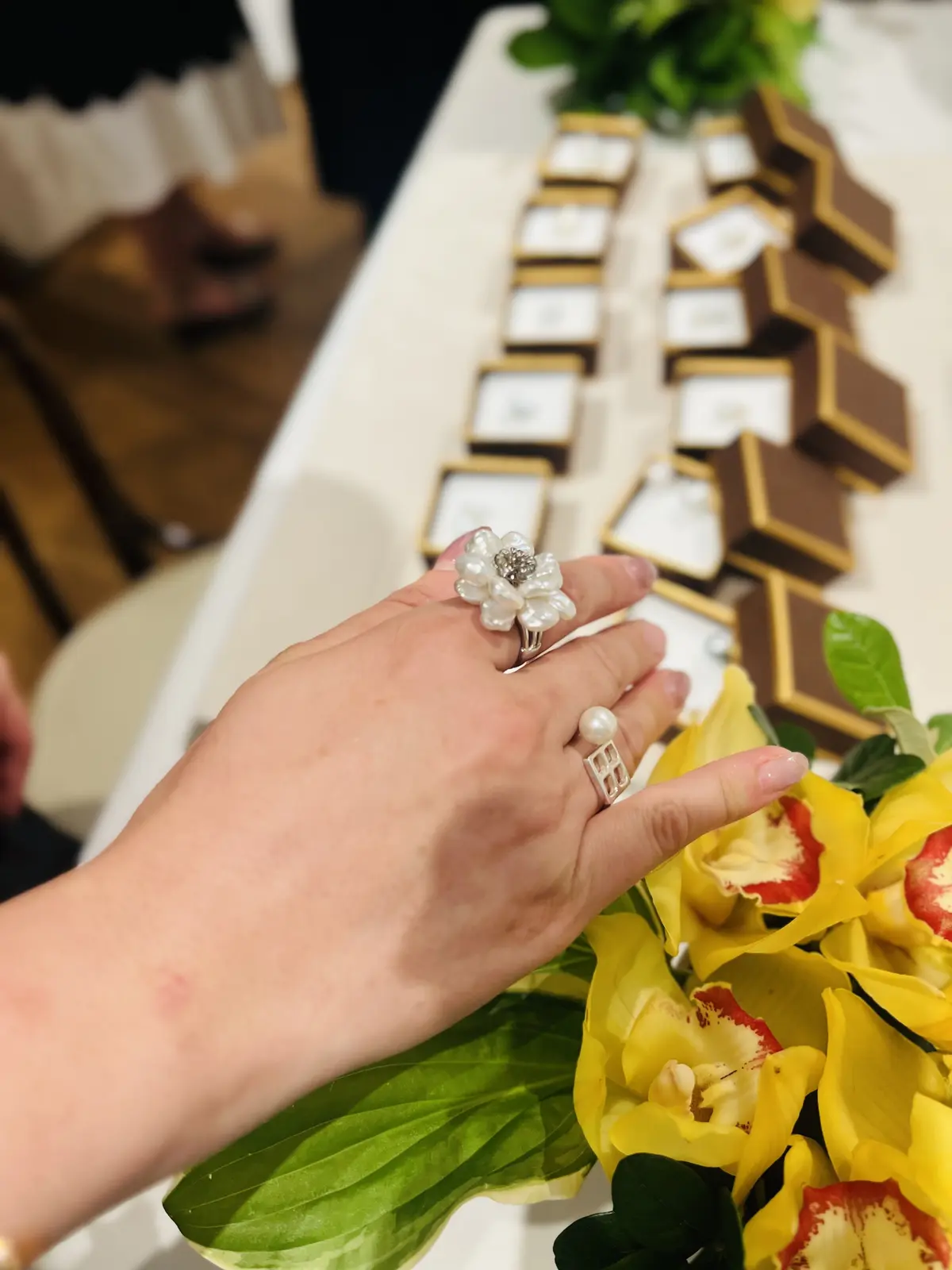 リング(左)は以前購入したもの！右は今回の展示会でお試しでつけています！