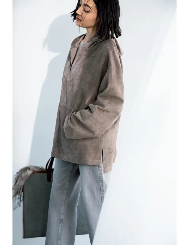 あいまいさが魅力のグレージュがカジュアルを大人の装いに