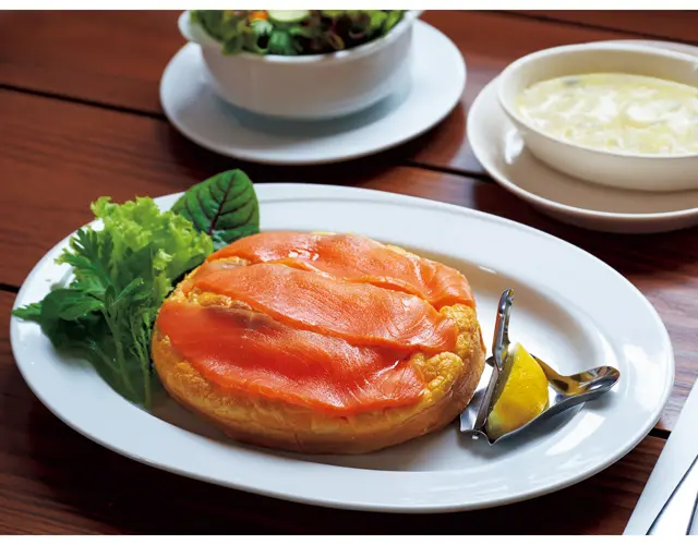 「クリームチーズ入り スモークサーモンのオムレツ」￥1,870は、ポップオーバーまたはトーストとドリンクつき。 奥は「マッシュルームストロガノフ」￥660と「農家風サラダ」￥440　