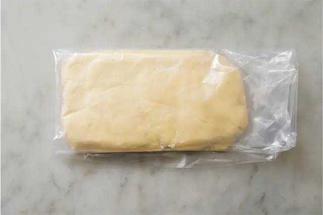 扱いやすくなるまで冷蔵庫で冷 やし休ませる（できればひと晩）。