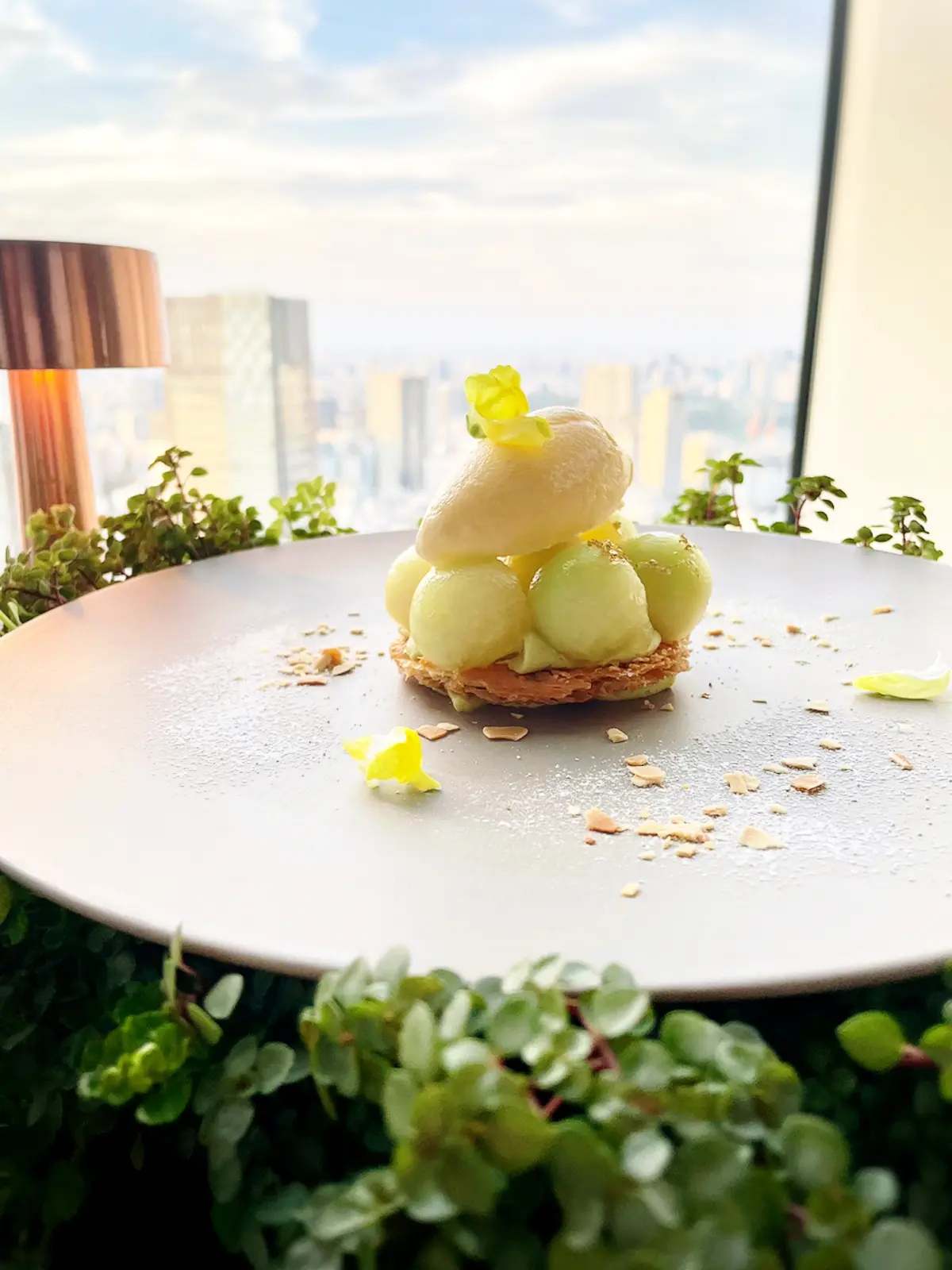 THE SUN & THE MOON。ザ サン & ザ ムーン。THE MOON。レストラン。カフェ。カフェラテ。テータイム。スイーツ。アイス。日本酒。日本酒アイス。獺祭。メロン。ピスタチオ。クリーム。パイ。景色の綺麗なレストラン。