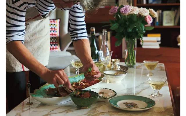 モロッコで食べたザアルークを地主さんが再現。「女王陛下をしのんで」中山さんが収集するエリザベス女王や英国王室の記念プレートも並べて　